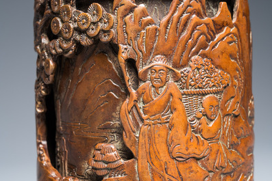 Een Chinese dubbelwandige bronzen penselenbeker, Xuande merk, Qing