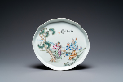 A Chinese famille rose tray with go-players and a qianjiang cai hat stand, 19/20th C.