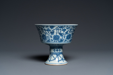 Een Chinese blauw-witte 'Lan&ccedil;a' stem cup, Qianlong merk, 19e eeuw