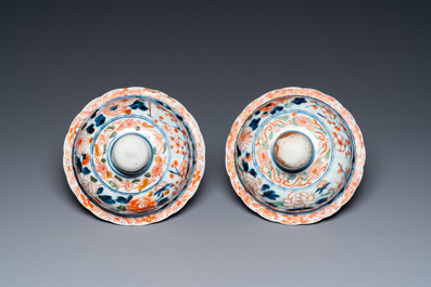 A pair of Japanese Imari vases and covers, Edo, 17/18th C.