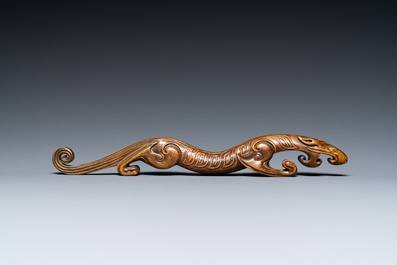 Een Chinees bronzen 'chilong' scrollgewicht, wellicht Qing