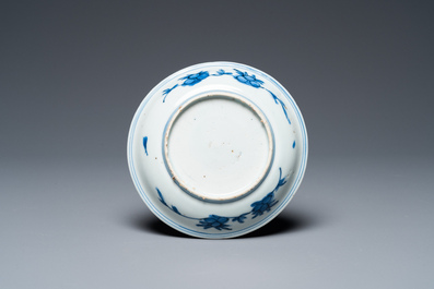 Een Chinees blauw-wit 'kylin' bordje, Jiajing of Wanli