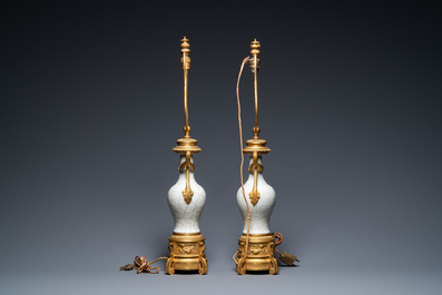Paire de vases en porcelaine de Chine &agrave; fond craquel&eacute; aux montures en bronze dor&eacute;, Chine, 18&egrave;me