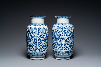 Paire de vases en porcelaine de Chine en bleu et blanc, marque de Kangxi, 19&egrave;me