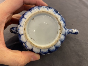 Een Chinese blauw-witte getorste theepot met deksel, Kangxi