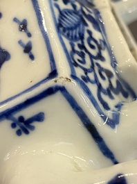 Een Chinese blauw-witte 'landschaps' theepot met deksel, Kangxi