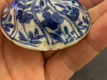 Een Chinese blauw-witte getorste theepot met deksel, Kangxi