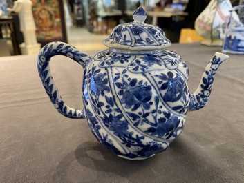 Een Chinese blauw-witte getorste theepot met deksel, Kangxi