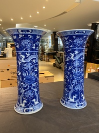 Paire de vases en porcelaine de Chine en bleu et blanc &agrave; d&eacute;cor de dragons, 19&egrave;me