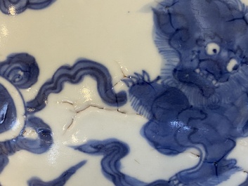 Een Chinese blauw-witte kom met boeddhistische leeuwen, De Xin Tang Zhi 德馨堂製 merk, Shunzhi