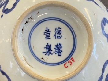 Een Chinese blauw-witte kom met boeddhistische leeuwen, De Xin Tang Zhi 德馨堂製 merk, Shunzhi