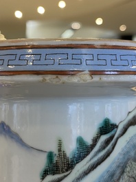 Vase de forme rouleau en porcelaine de Chine famille rose, 19&egrave;me