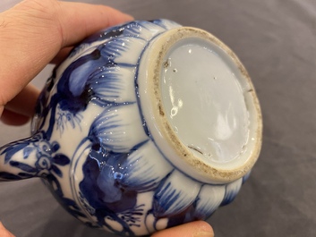 Een Chinese blauw-witte getorste theepot met deksel, Kangxi