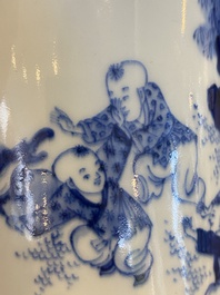 Een Chinese blauw-witte penselenbeker met een dame en spelende jongens, wellicht 19e eeuw