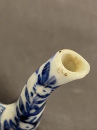 Een Chinese blauw-witte getorste theepot met deksel, Kangxi