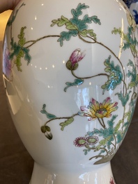 Een Chinese famille rose vaas met floraal decor, Qianlong merk, 19/20e eeuw