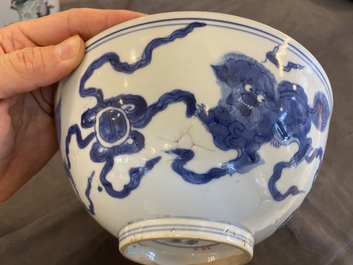 Een Chinese blauw-witte kom met boeddhistische leeuwen, De Xin Tang Zhi 德馨堂製 merk, Shunzhi