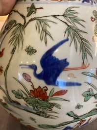 Vase de forme bouteille &agrave; t&ecirc;te d'ail en porcelaine de Chine wucai, marque et &eacute;poque de Wanli