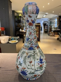 Vase de forme bouteille &agrave; t&ecirc;te d'ail en porcelaine de Chine wucai, marque et &eacute;poque de Wanli