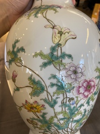 Een Chinese famille rose vaas met floraal decor, Qianlong merk, 19/20e eeuw