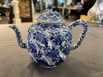 Th&eacute;i&egrave;re couverte torsad&eacute;e en porcelaine de Chine en bleu et blanc, Kangxi