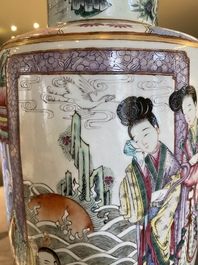 Een fijne Chinese famille rose rouleau vaas met verhalend decor, 19e eeuw
