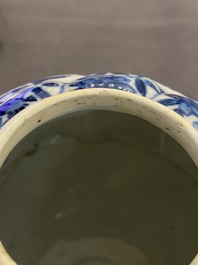 Een Chinese blauw-witte getorste theepot met deksel, Kangxi