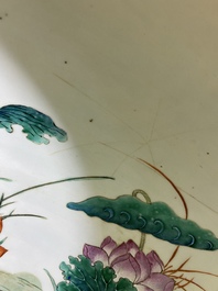 Grand aquarium en porcelaine de Chine famille verte &agrave; fond bleu clair, 19&egrave;me