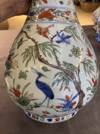 Vase de forme bouteille &agrave; t&ecirc;te d'ail en porcelaine de Chine wucai, marque et &eacute;poque de Wanli