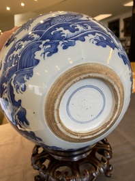 Jardini&egrave;re en porcelaine de Chine en bleu et blanc &agrave; d&eacute;cor de dragons et de carpes sur socle en bois, 19/20&egrave;me