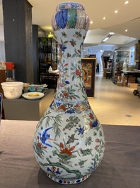 Vase de forme bouteille &agrave; t&ecirc;te d'ail en porcelaine de Chine wucai, marque et &eacute;poque de Wanli