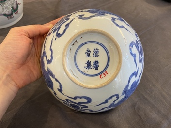 Een Chinese blauw-witte kom met boeddhistische leeuwen, De Xin Tang Zhi 德馨堂製 merk, Shunzhi