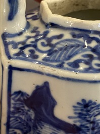Th&eacute;i&egrave;re couverte en porcelaine de Chine en bleu et blanc, Kangxi
