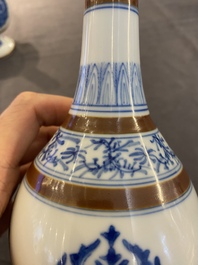 Een paar Chinese blauw-witte sprinkelaars met Baoxiang decor, Kangxi