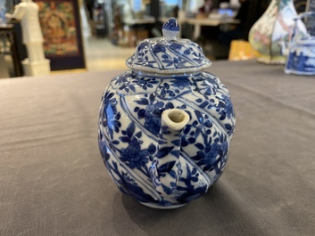 Een Chinese blauw-witte getorste theepot met deksel, Kangxi