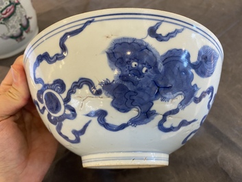 Een Chinese blauw-witte kom met boeddhistische leeuwen, De Xin Tang Zhi 德馨堂製 merk, Shunzhi