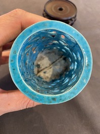 Pot &agrave; pinceaux ajour&eacute; en porcelaine de Chine en turquoise monochrome sur socle en bois, Qing