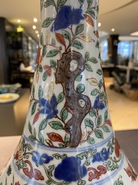 Vase de forme bouteille &agrave; t&ecirc;te d'ail en porcelaine de Chine wucai, marque et &eacute;poque de Wanli