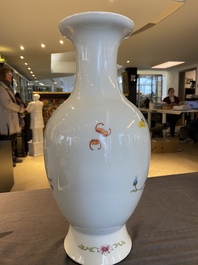 Een Chinese famille rose vaas met floraal decor, Qianlong merk, 19/20e eeuw