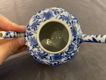 Een Chinese blauw-witte getorste theepot met deksel, Kangxi