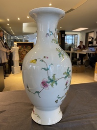 Een Chinese famille rose vaas met floraal decor, Qianlong merk, 19/20e eeuw