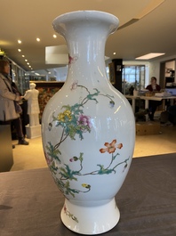 Een Chinese famille rose vaas met floraal decor, Qianlong merk, 19/20e eeuw