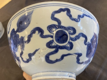 Een Chinese blauw-witte kom met boeddhistische leeuwen, De Xin Tang Zhi 德馨堂製 merk, Shunzhi