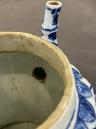 Th&eacute;i&egrave;re couverte simulant du bambou en porcelaine de Chine en bleu et blanc, Kangxi
