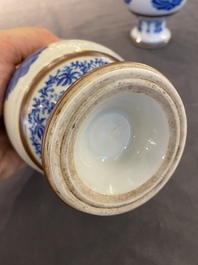 Paire d'aspersoirs en porcelaine de Chine en bleu et blanc &agrave; d&eacute;cor Baoxiang, Kangxi