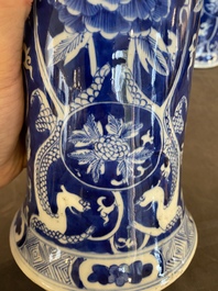 Paire de vases en porcelaine de Chine en bleu et blanc &agrave; d&eacute;cor de dragons, 19&egrave;me
