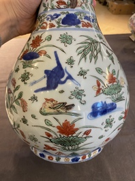 Vase de forme bouteille &agrave; t&ecirc;te d'ail en porcelaine de Chine wucai, marque et &eacute;poque de Wanli