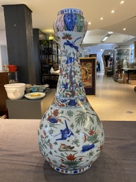 Vase de forme bouteille &agrave; t&ecirc;te d'ail en porcelaine de Chine wucai, marque et &eacute;poque de Wanli