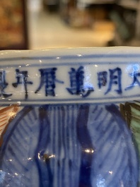 Vase de forme bouteille &agrave; t&ecirc;te d'ail en porcelaine de Chine wucai, marque et &eacute;poque de Wanli