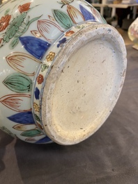 Vase de forme bouteille &agrave; t&ecirc;te d'ail en porcelaine de Chine wucai, marque et &eacute;poque de Wanli